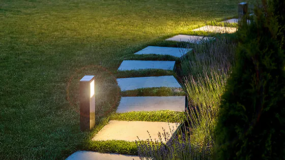 Gartenweg durch LED beleuchtet
