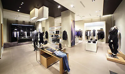 Beleuchtung von einem Modegeschäft Modegeschäft mit Damen- und Herrenbekleidung