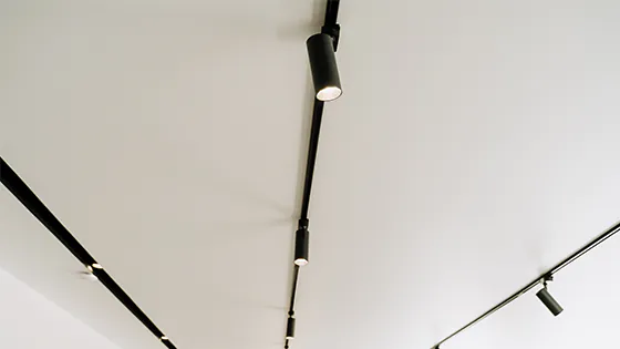 Direkte Beleuchtung durch LED-Schienenstrahler Direkte Beleuchtung durch LED-Schienenstrahler