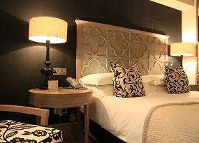 gemütliche Beleuchtung eines Hotelzimmers LED-Beleuchtung im Hotelzimmer