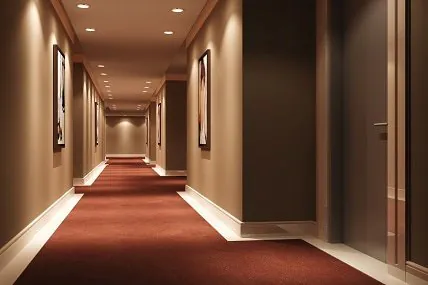 Treppenhaus und Hotelflur beleuchtet Beleuchtung eines Hotelflures