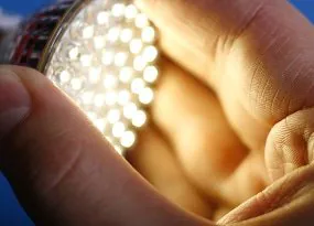 Hand an LED Lampe Hand an LED Lampe