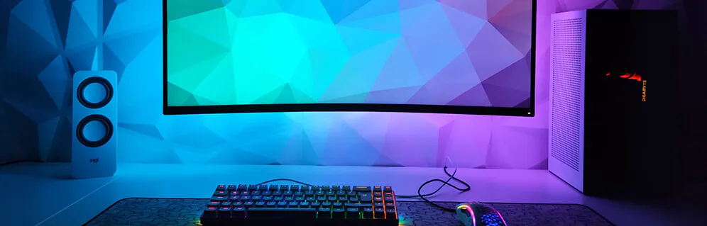Monitor und Tastatur mit Gaming Beleuchtung Monitor und Tastatur mit Gaming Beleuchtung