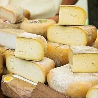 Beleuchtete Käseauslage im Supermarkt Beleuchtete Käseauslage im Supermarkt