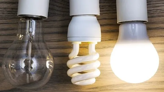 LED, Glühbirne und Energiesparlampe nebeneinander LED, Glühbirne und Energiesparlampe nebeneinander