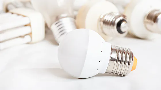 E27 LED-Lampe vor weißem Hintergrund E27 LED-Lampe vor weißem Hintergrund