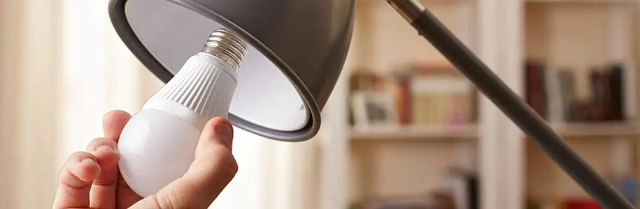 Lampe gehalten Eine Hand mit Lampe